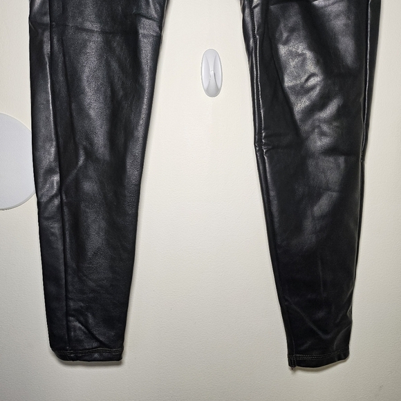 EUC Athleta All Over Gleam Tight Faux Leather Leggings Tight Black Xsmall - Picture 5 of 13
